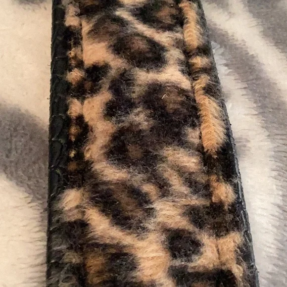 Belt with Crown Belt Buckle - Picture 5 of 7